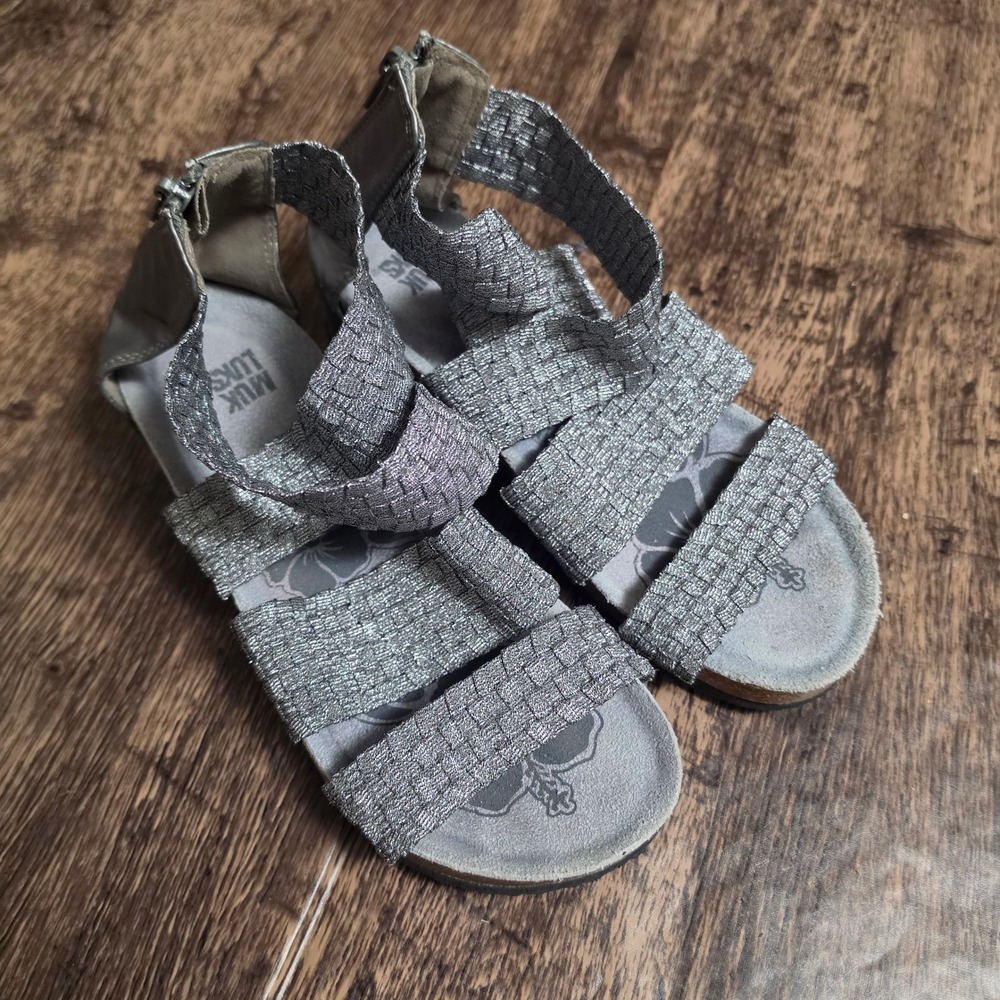 MUK LUKS Wedge Sandals Womens 9 Silver Metallic Woven Strappy Back Zip Comfort